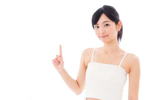 指を上げる女性